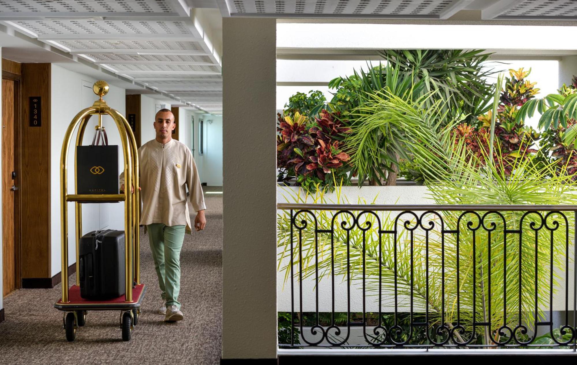 Sofitel Agadir Royal Bay Resort Bagian luar foto A bellboy with a luggage cart