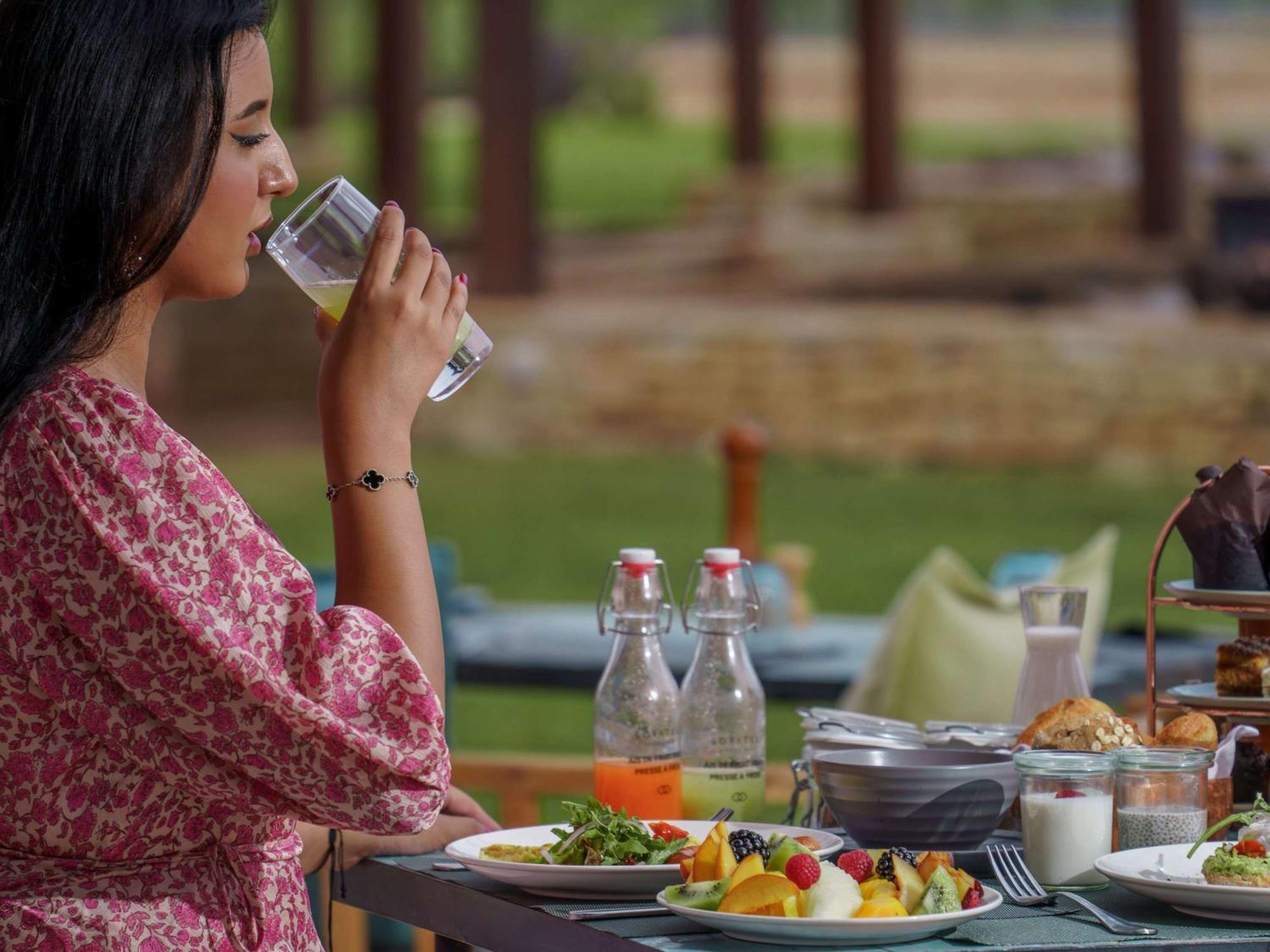 Sofitel Agadir Royal Bay Resort Bagian luar foto A woman drinking water